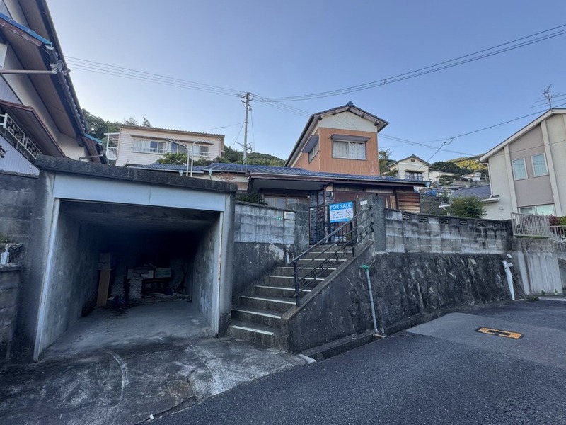 明るい東向きの高台です。