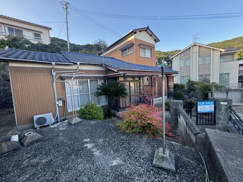 お庭も玄関前と他に２か所あり、洗濯物も広々と干せます。