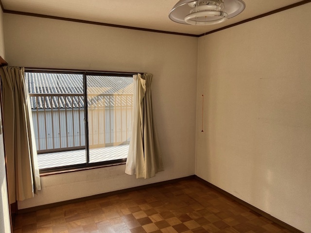 ２階：洋室６帖