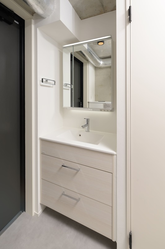 鏡裏や洗面台下に収納可能な化粧洗面台です。