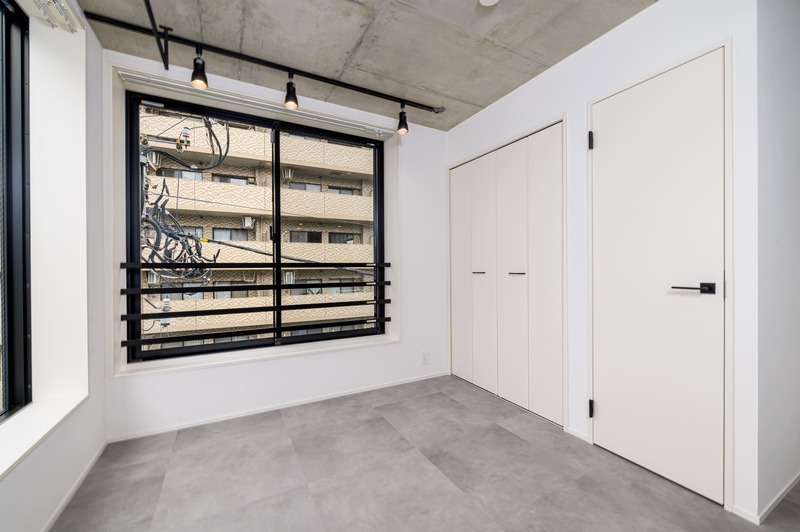 窓で明るさ調整可能です。