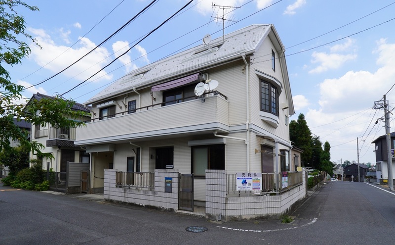 閑静な住宅街の角地に建つ二世帯住宅です。
