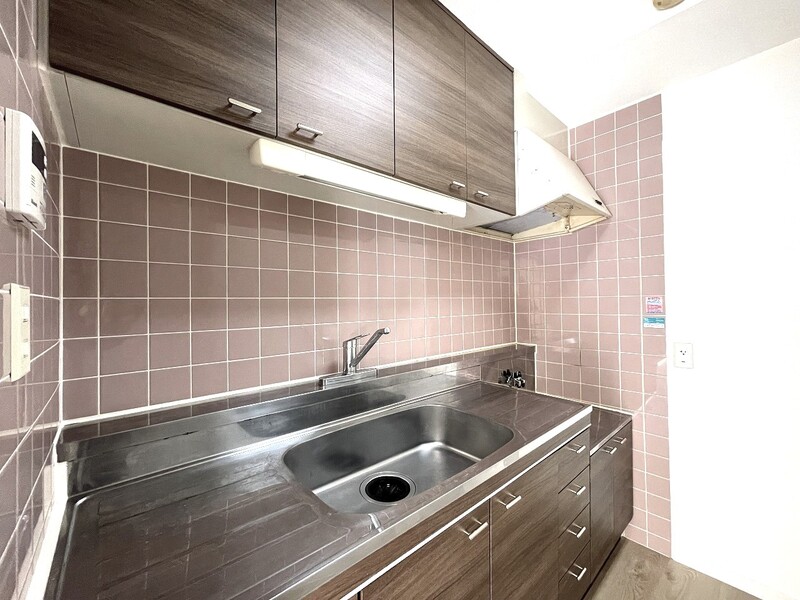 キッチンは収納力があり、背面もスペースがしっかりあります