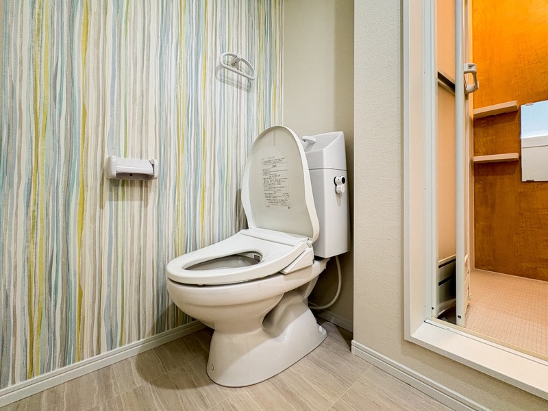 温水洗浄便座完備◎可愛らしいクロスが特徴です。