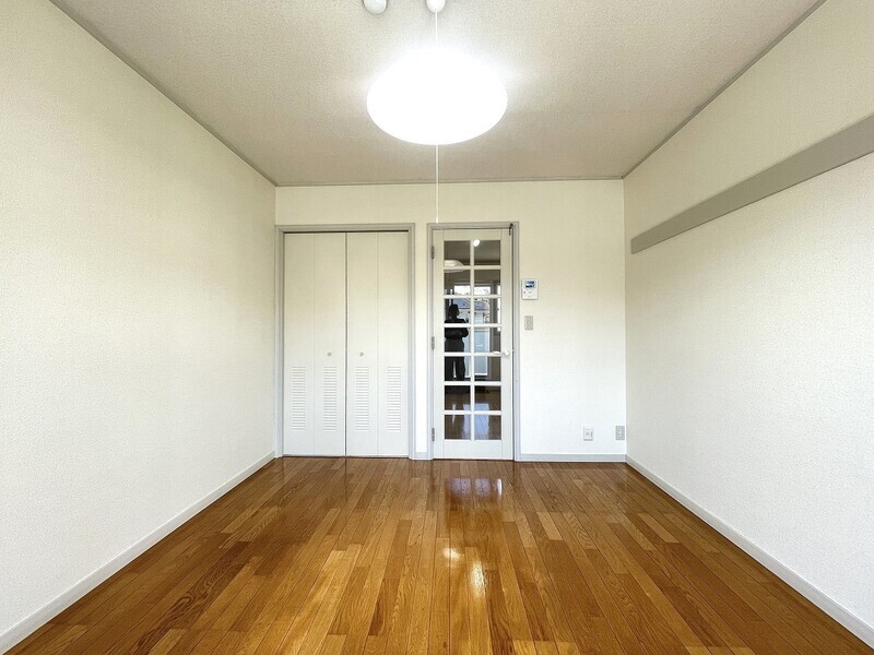 明るく広々とした洋室。