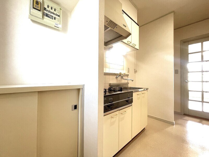 玄関、キッチンの様子。