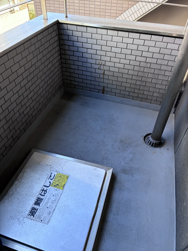 バルコニー（クリーニング前）