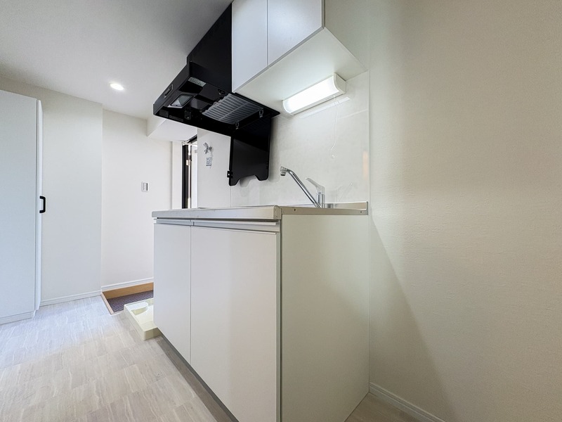 システムキッチンは白を基調としたシンプルなデザインです♪