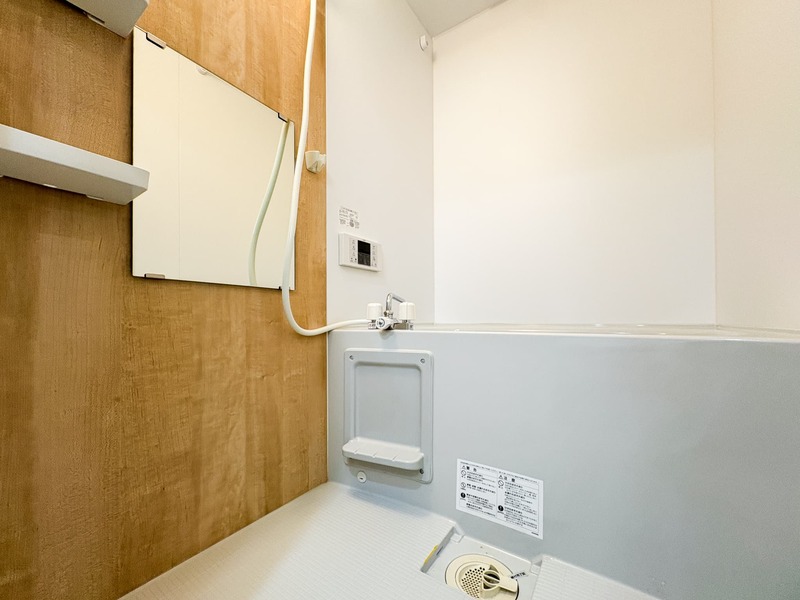 木目のアクセントクロスが映えるバスルーム♪