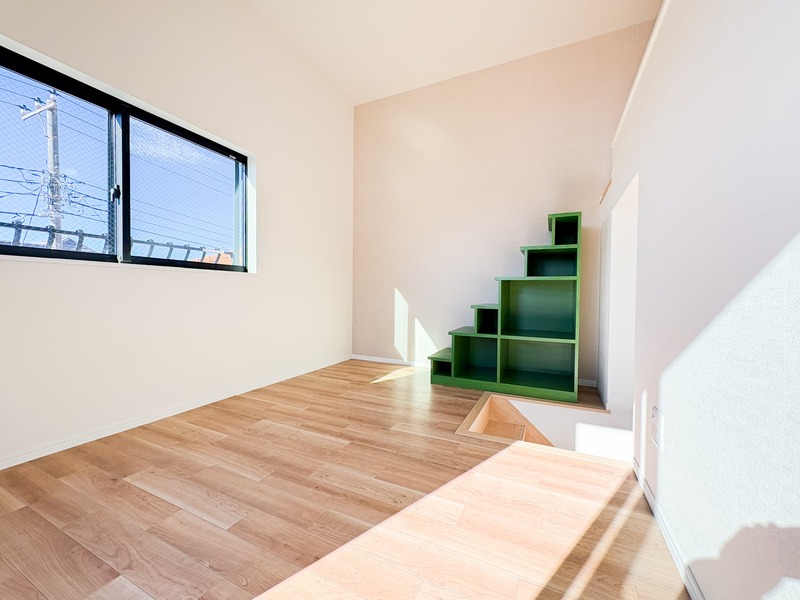 ロフトへ続く階段は収納になっています。インテリアを飾って楽しめます♪