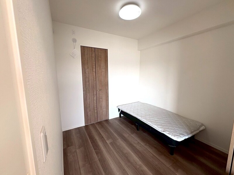 洋室約４．５帖。クローゼット付きでお荷物スッキリ片付きます♪扉を開けておくと、リビングと続き間としてもお使いいただけます♪