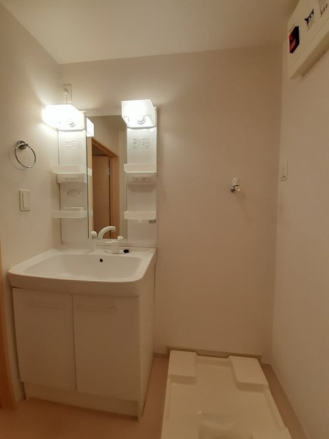 シャワー付き洗面台、室内洗濯機置き場