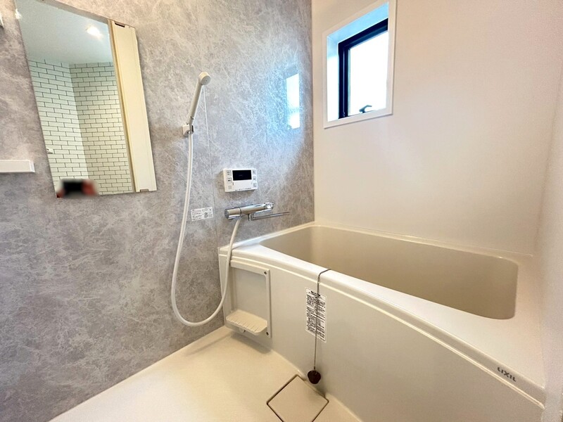 Ｂタイプ浴室。窓付きの明るい浴室！浴室暖房乾燥機・オートバス・追炊き機能付き！