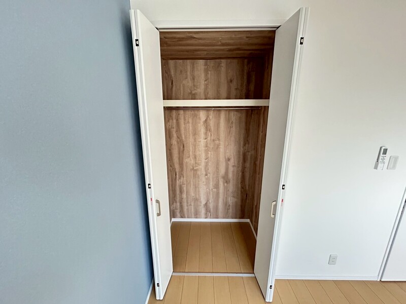 Ａタイプ洋室約５．５帖のクローゼット。お荷物スッキリ片付きます♪
