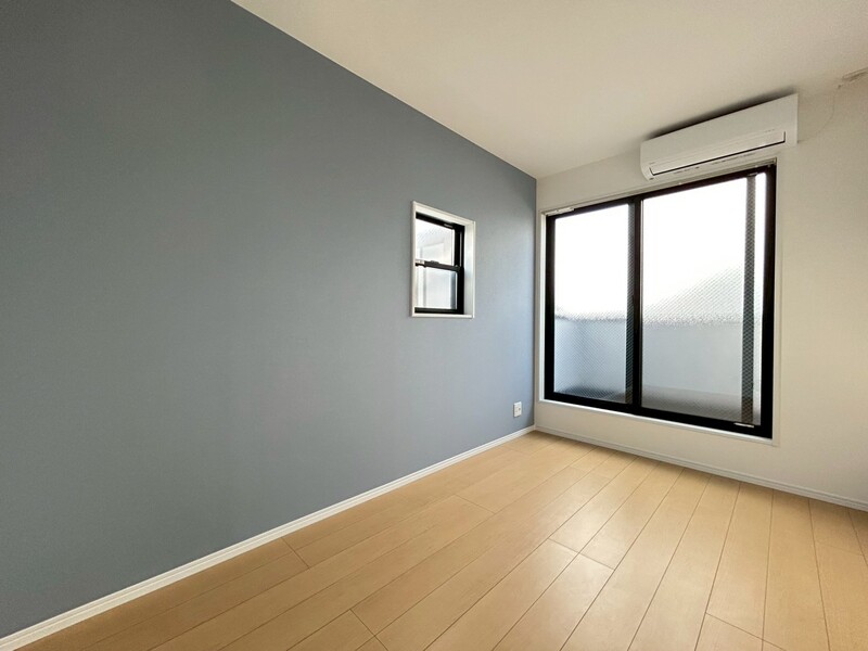 Ａタイプ洋室約４．９帖。２面採光の明るいお部屋！クローゼット付きでお荷物スッキリ片付きます♪