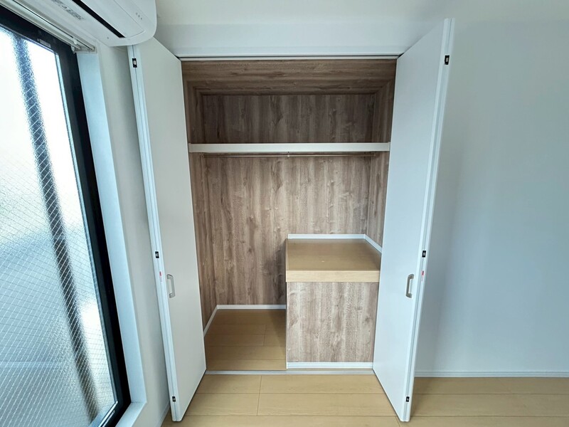 Ａタイプ洋室約４．９帖のクローゼット。お荷物スッキリ片付きます♪
