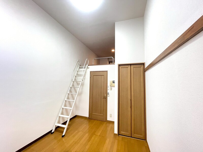 ロフト付き１Ｋ！天井が高く、陽当たりの良い明るいお部屋です♪