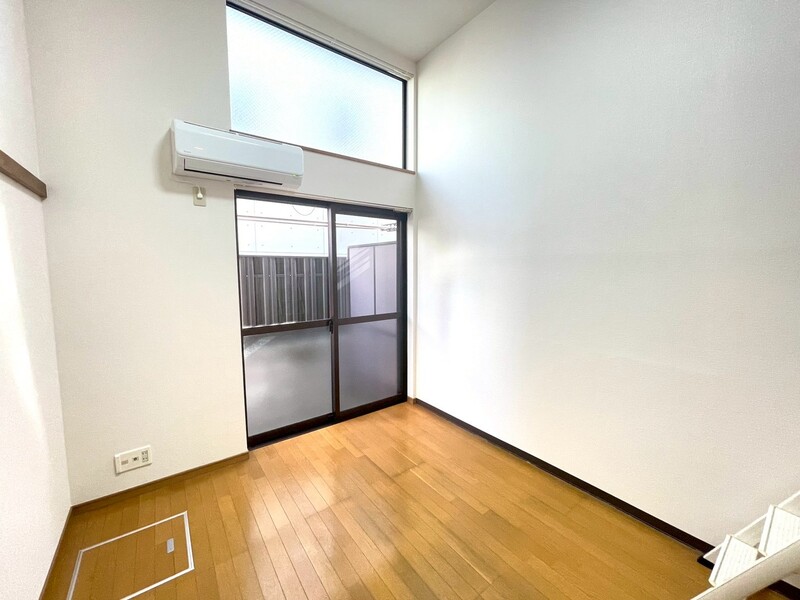 洋室６帖。天井が高く、陽当たりの良い明るいお部屋です♪