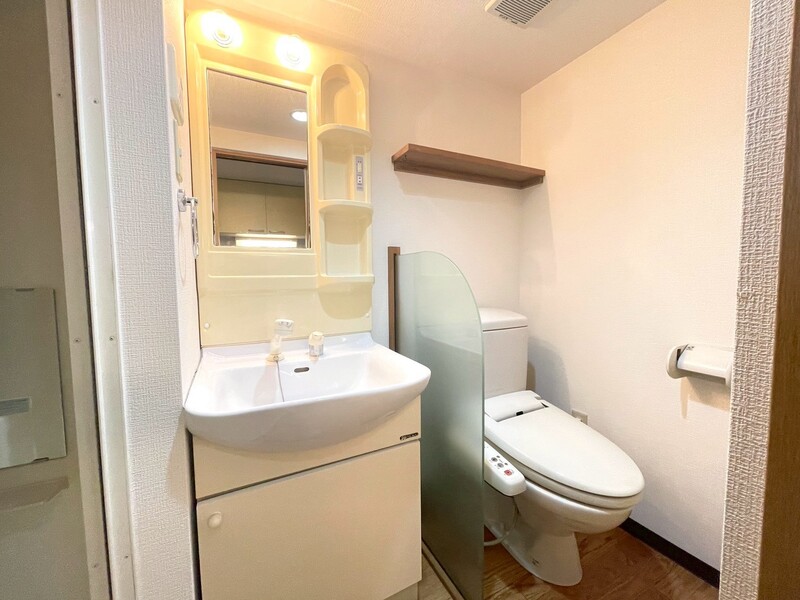 シャワー付き洗面化粧台・温水洗浄便座付きトイレ