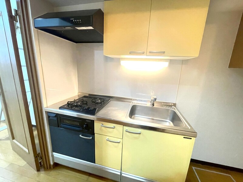 ２口ガスコンロのシステムキッチン！上部にも下部にもたっぷり収納スペースございます♪