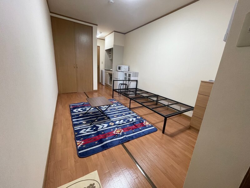 洋室7帖　ベッド・テーブル付