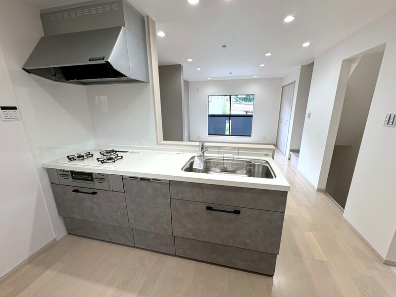 ３口ガスコンロ・グリル・食器洗い乾燥機付きのシステムキッチン！オシャレなグレーカラーです♪