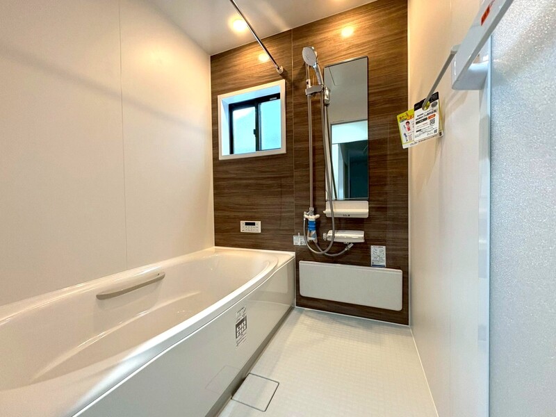 窓付きの明るい浴室！浴室暖房乾燥機・追い炊き機能付き！