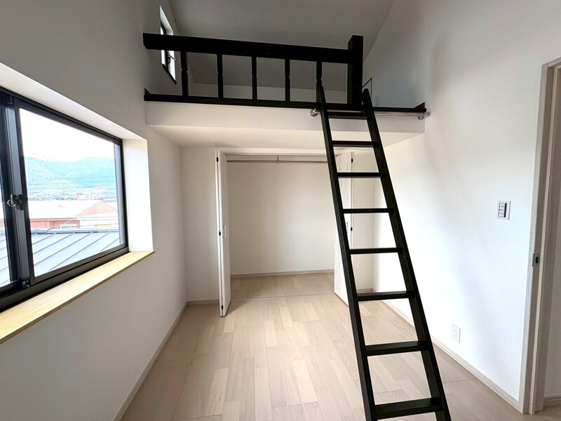 ３Ｆ北東側洋室約６帖。　ロフト＆クローゼット付き！お荷物スッキリ片付きます♪