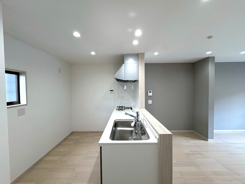 カウンターキッチンですので、ご家族の様子を見ながらお料理していただけます♪食器洗い乾燥機付き！