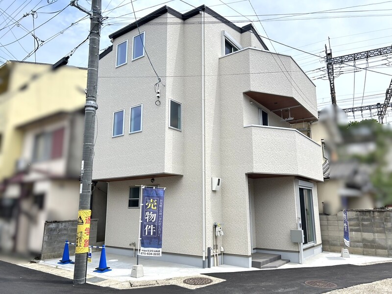 角地につき陽当たり・通風良好です♪駐車スペース付き！全居室収納付きの３ＬＤＫ！