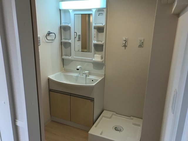 シャワー付き洗面台、室内洗濯機置き場