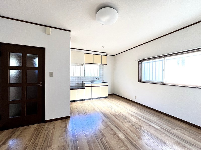 ダイニングキッチンにも窓があり明るい