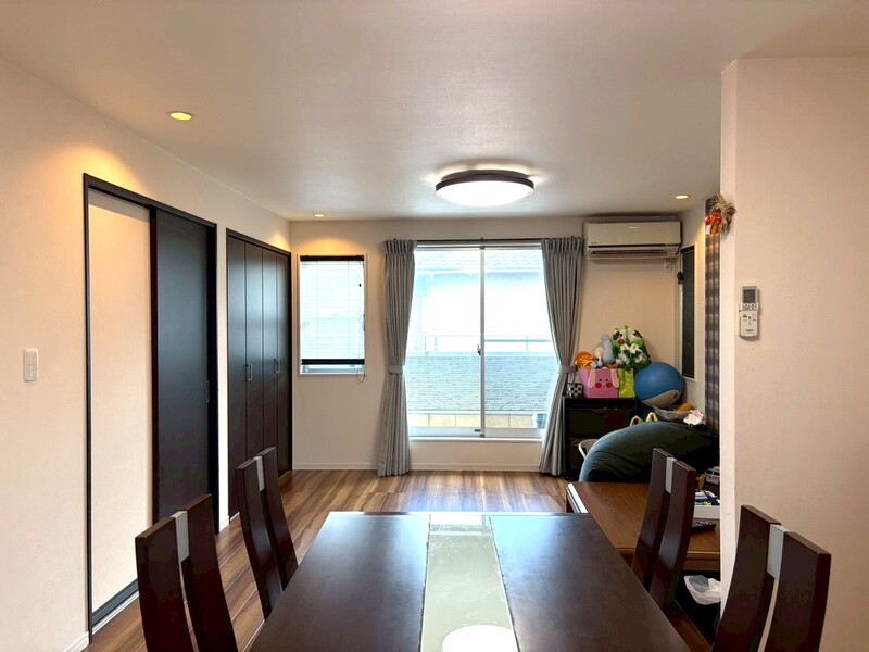 ２Ｆ１８帖ＬＤＫ。広々としたリビング！床暖房２ヶ所あり、寒い冬も温かくお過ごしいただけます♪