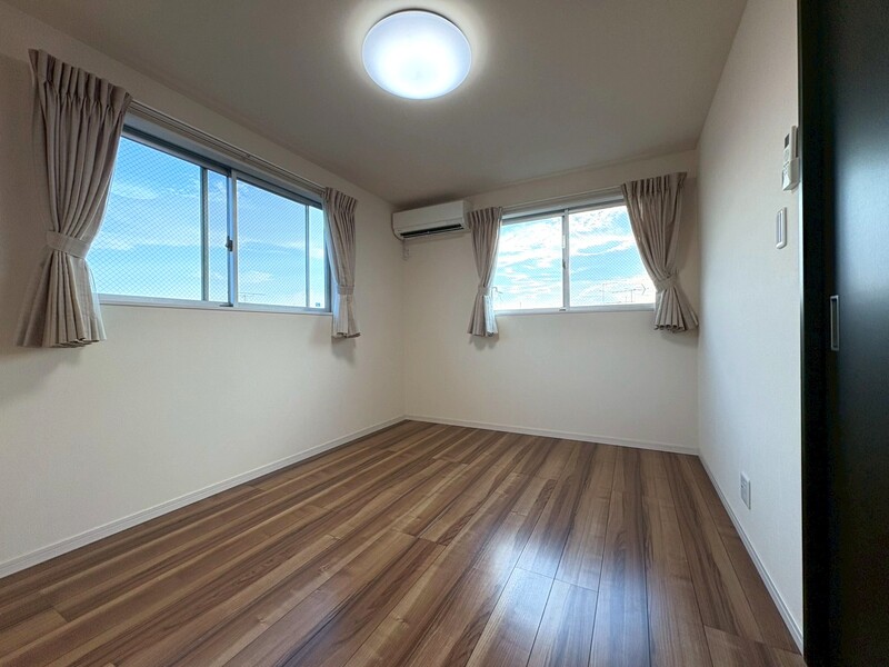 ３Ｆ西側洋室６帖。クローゼット付きでお荷物スッキリ片付きます♪