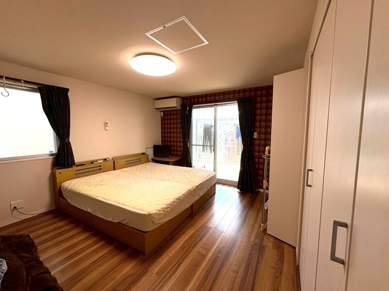 １Ｆ９．５帖洋室。２面採光の明るい広々とした空間！主寝室や来客スペースとしてもお使いいただけます♪