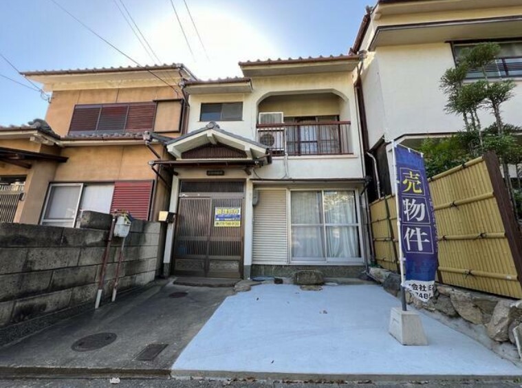 令和６年４月　玄関前庭を駐車場に変更しました♪　軽自動車駐車可能！