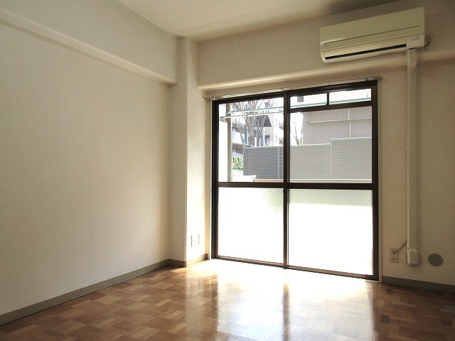 広々とした室内・照明付き