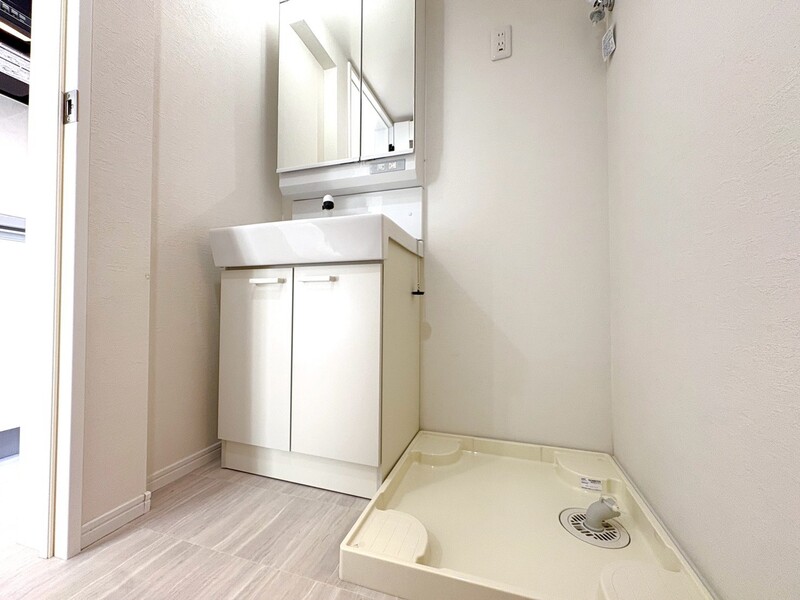 二面鏡洗面化粧台です。鏡裏の収納を使ってスッキリと保てます♪