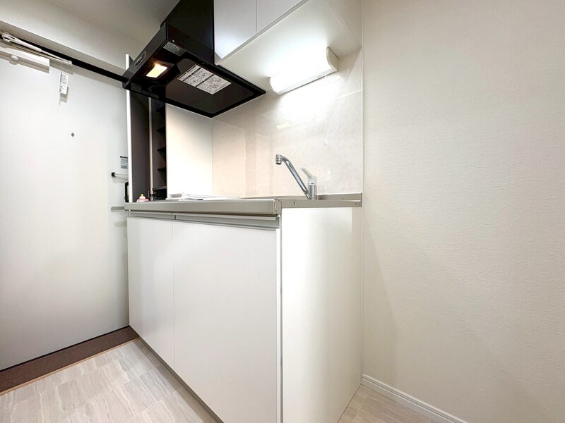 白を基調としたシンプルなキッチンです。「今日はカレーにしようっと」