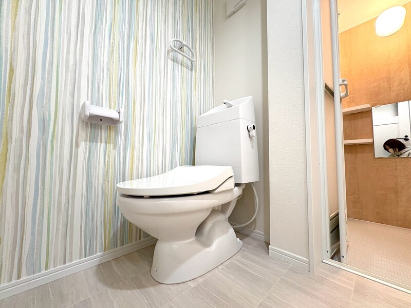 オシャレな壁紙のトイレです☆