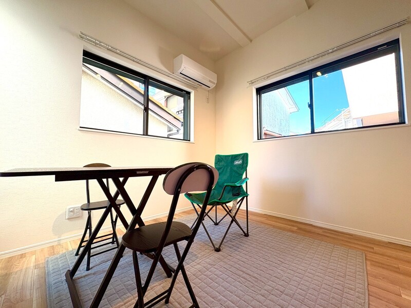 窓が多いので自然光が入りやすいです。