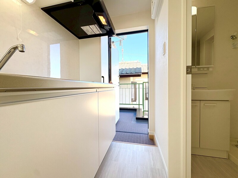 玄関を入るとすぐキッチンがあり、動線の良い設計です◎