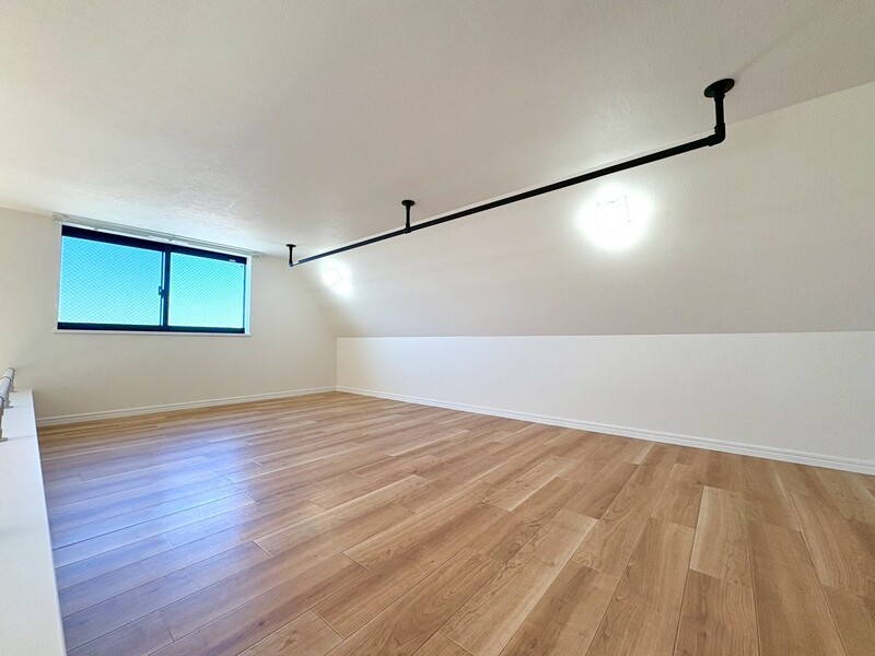 ハンガーパイプ付きです。衣類の収納に♪