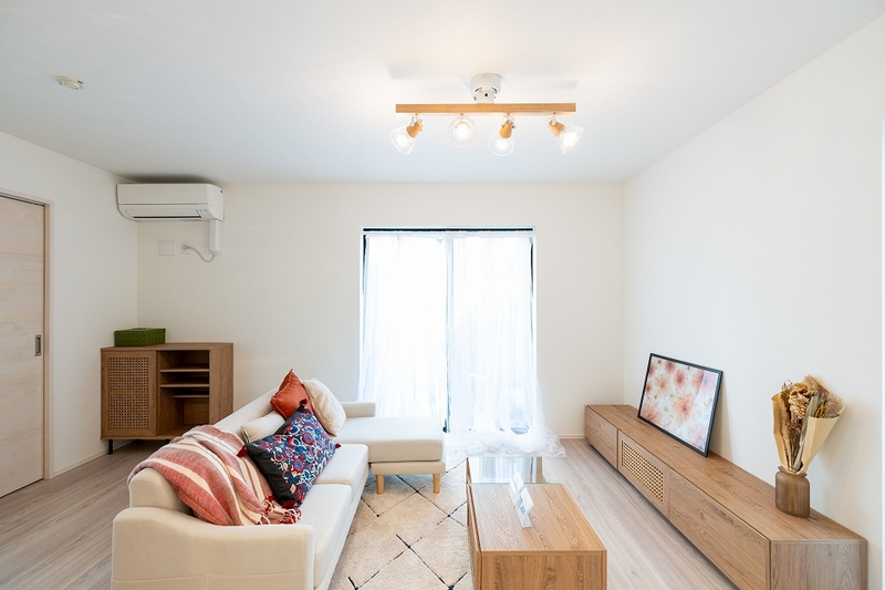 明るいリビング   専用庭あります♪