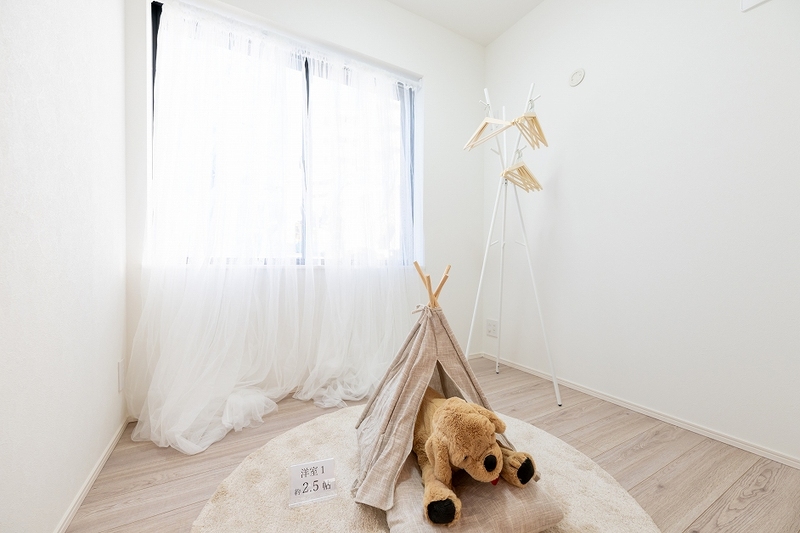 リビング隣の洋室