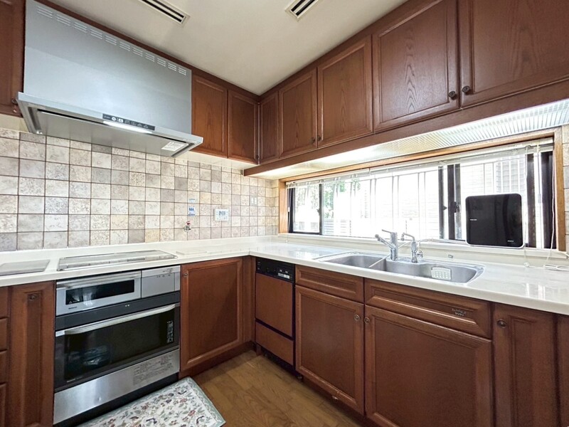 広々としたキッチンスペース！３口ＩＨクッキングヒーター、グリル、オーブン付き！お料理楽しめます♪