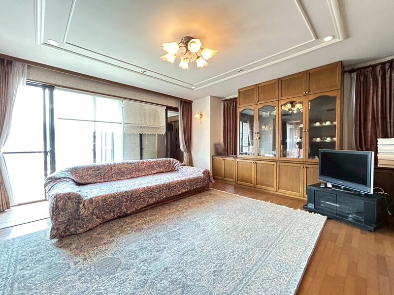 陽当たり良好な広々としたリビングスペースです♪　※家具・調度品等は販売対象に含まれません