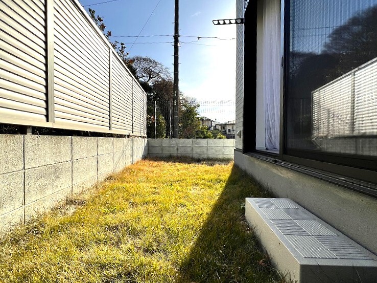 専用庭には芝が植えてあります♪