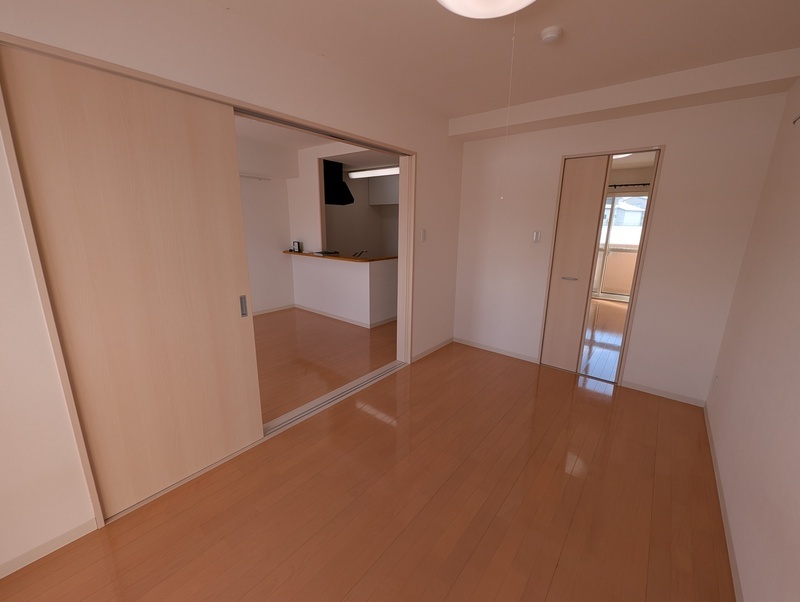 ウォークインの入口に姿見ついています※イメージ　別部屋のお写真です。