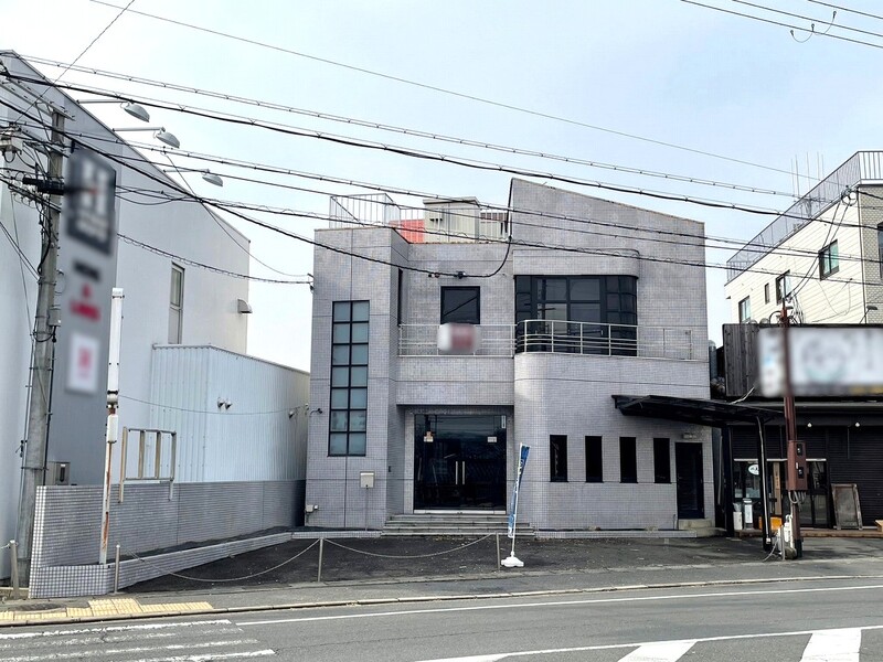 天神川通りに面す！事務所・店舗・倉庫等としてご検討いただけます♪駐車スペース３台分あり！